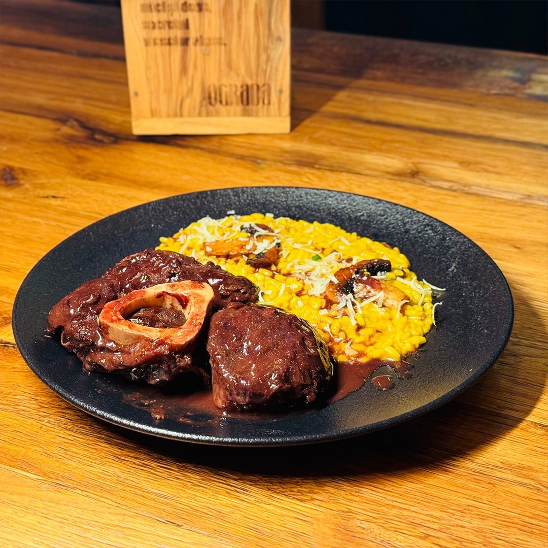 Rasol gatit lent în cuptor, servit cu un risotto cremos