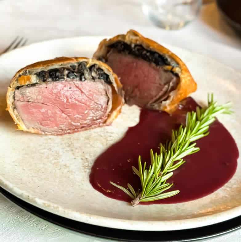 muschi de vita wellington cu piure de fructe rosii de la restaurant Benjamin Sibiu