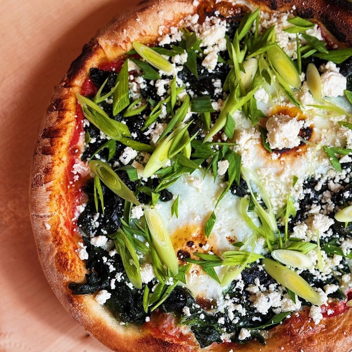 flatbread de la Paine si Vin București, cu multa verdeata, branza si ou prajit