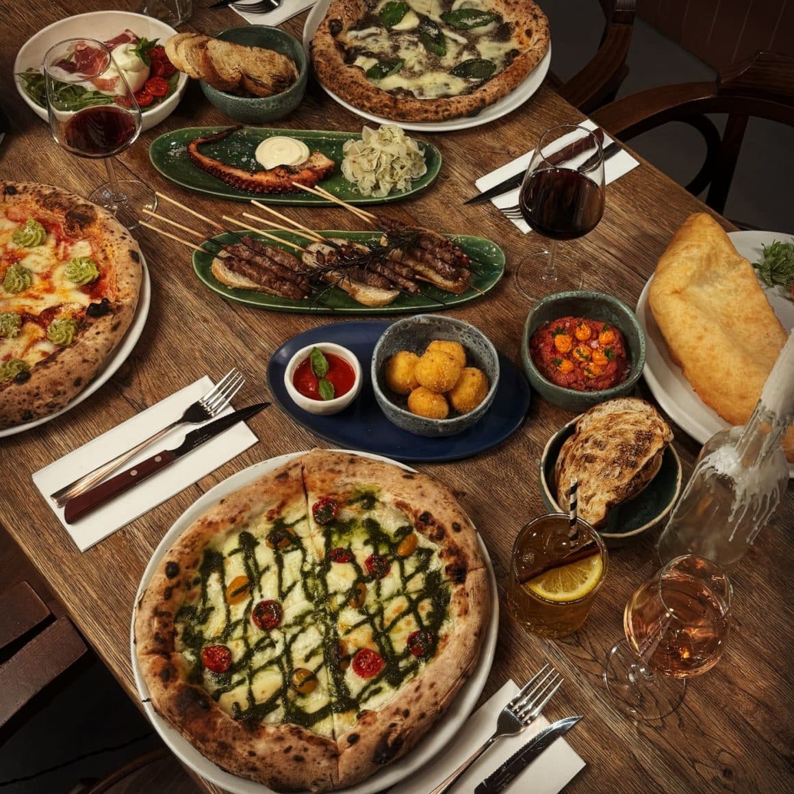 farfurie plina cu farfurii cu mancare italiana, si 3 farfurii cu pizza de la Mamizza