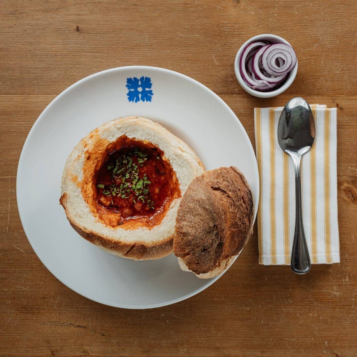 ciorba de fasole în pâine, o rețetă tradițională plină de savoare autentic românească, de la Kulinarium. Cele mai bune restaurante din Sibiu