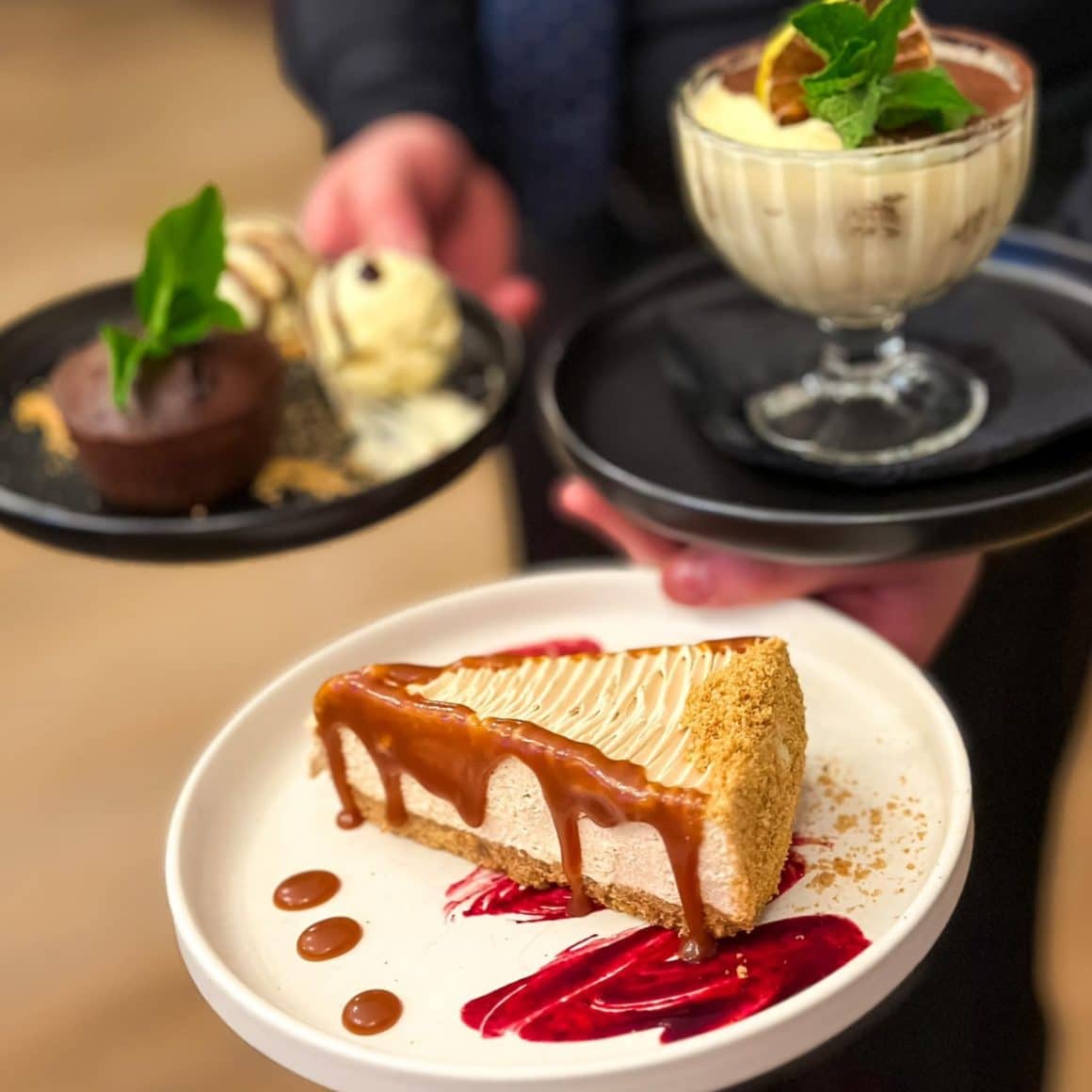 ospatar duce la masa cheesecake cu caramel si o cupa de tiramisu. restaurant Benjamin Steakhouse. Cele mai bune restaurante Sibiu