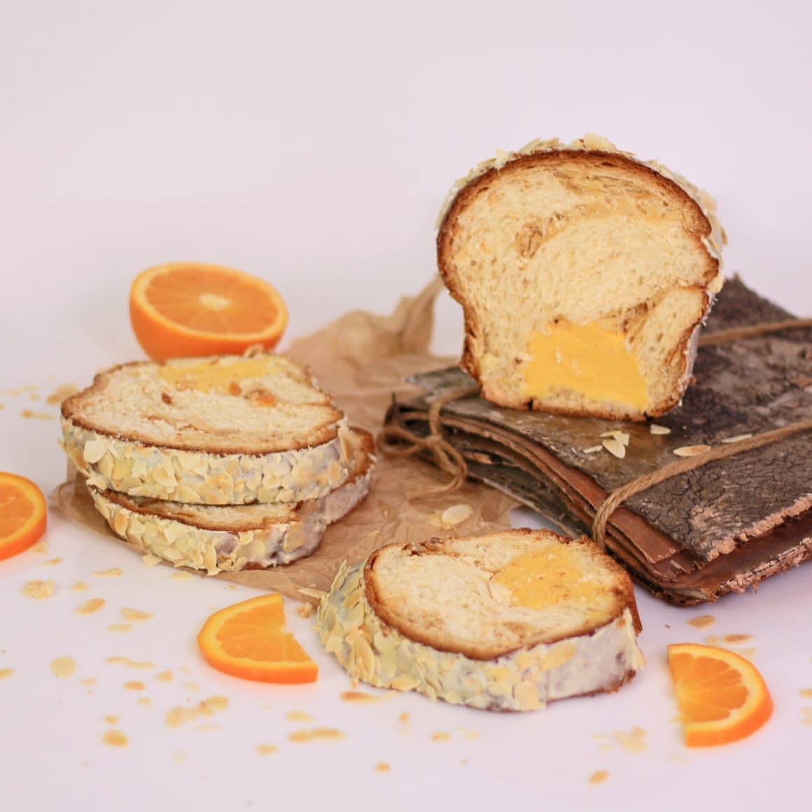 cozonac cu umplutură de migdale și cremă de portocale de la cofetăria Armand.