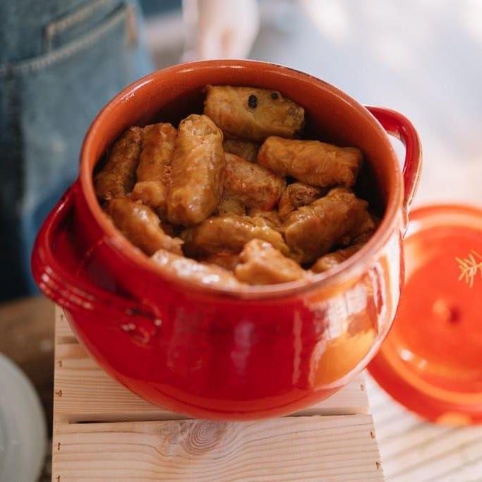 oala rosie cu sarmale de la Bacania Veche