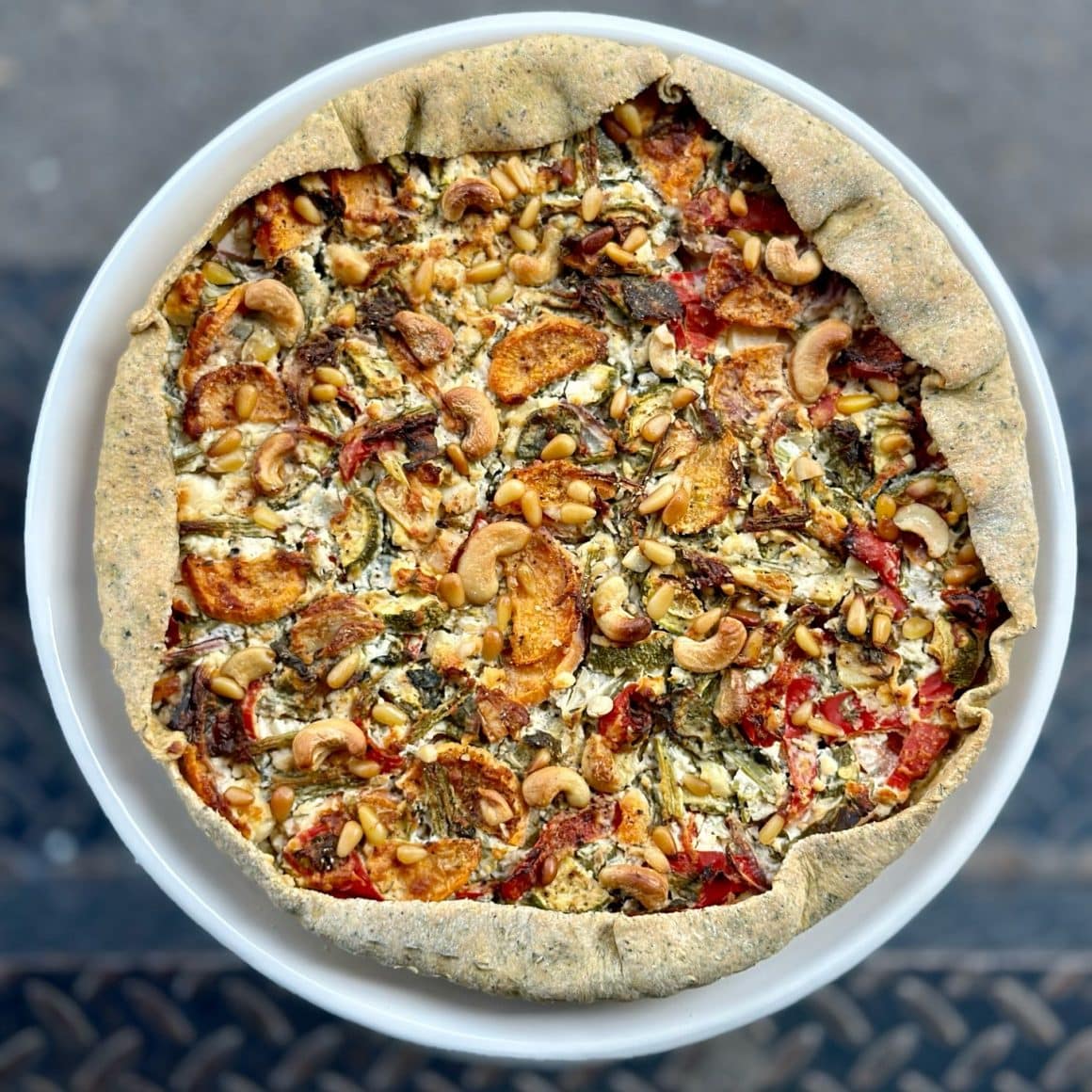 tartă cu legume de sezon și plante aromatice din bucataria VanFruct București