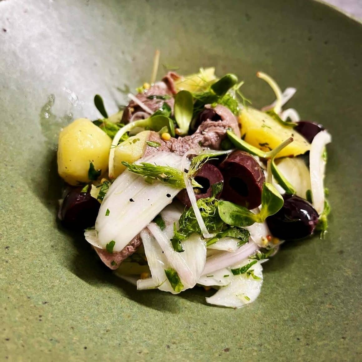 limba de vită cu măsline, fenicul și cartofi noi