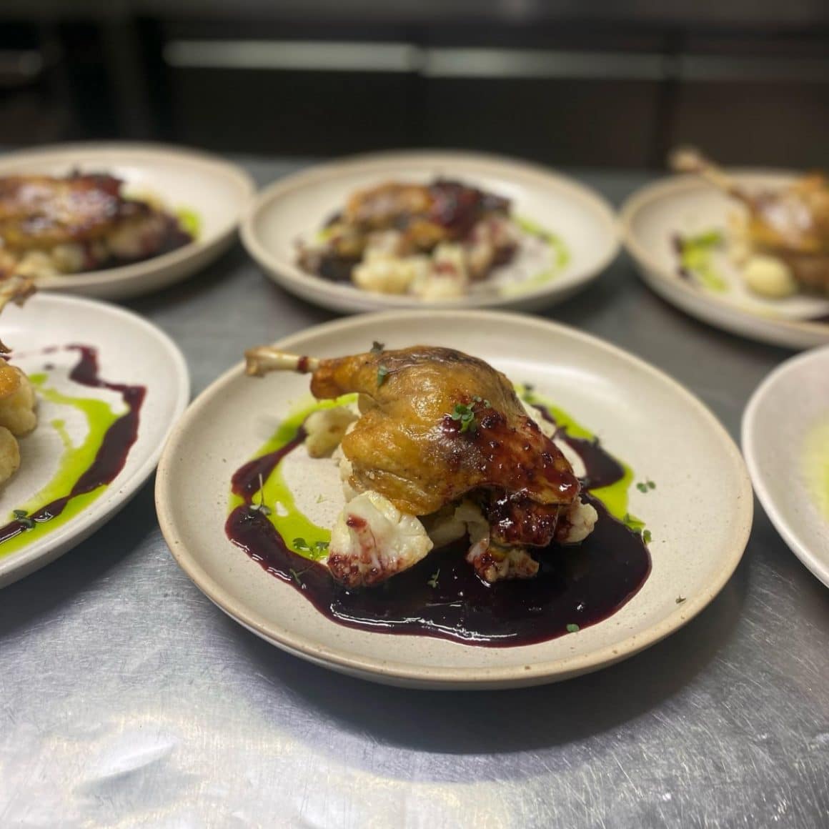 pulpa de trata pe pat de piure si sos de fructe de padure