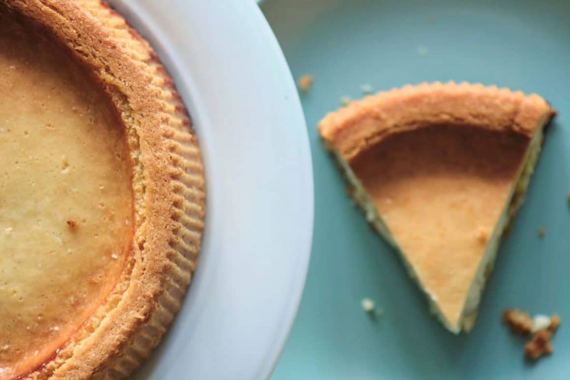 close up cu o pasla asezata pe un platou rotund si alaturi o felier de pasca. De la Pain Plaisir de unde comanzi pască și cozonac de Paște