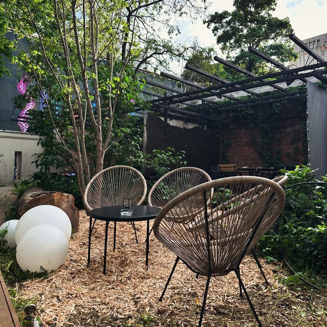 Scaune cu design modern, din rachita, asezate pe terasa de la Grădina OAR. Terase din București