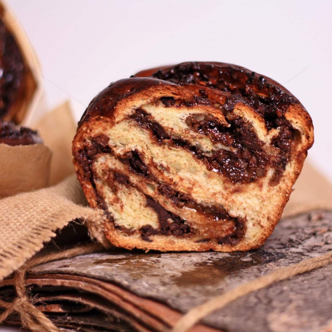 cozonac însiropat, cu nuci și ciocolată