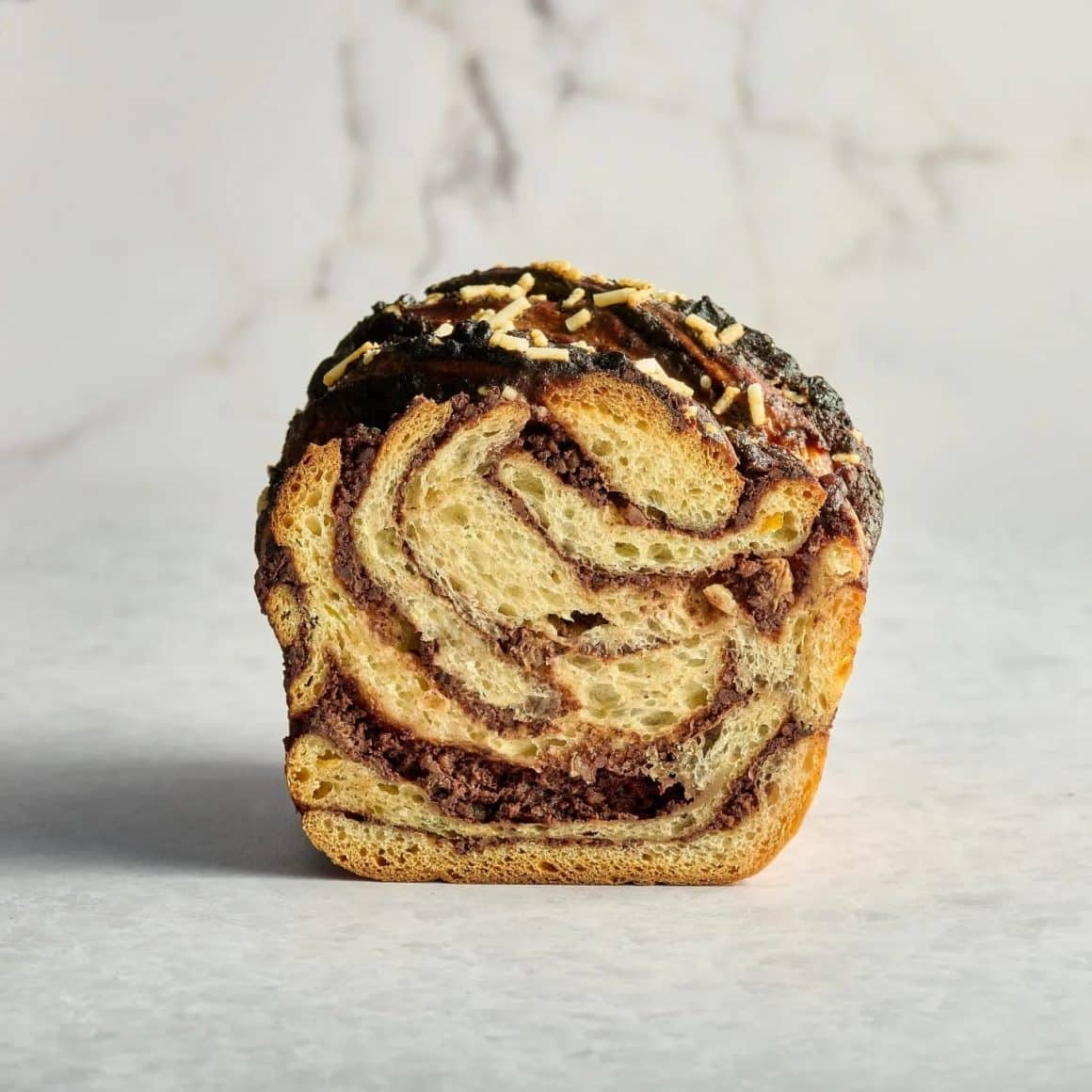 Babka cu cremă de ciocolată Valrhona, nuci și stafide d ela Grain Trip, de unde comanzi pască și cozonac de Paște