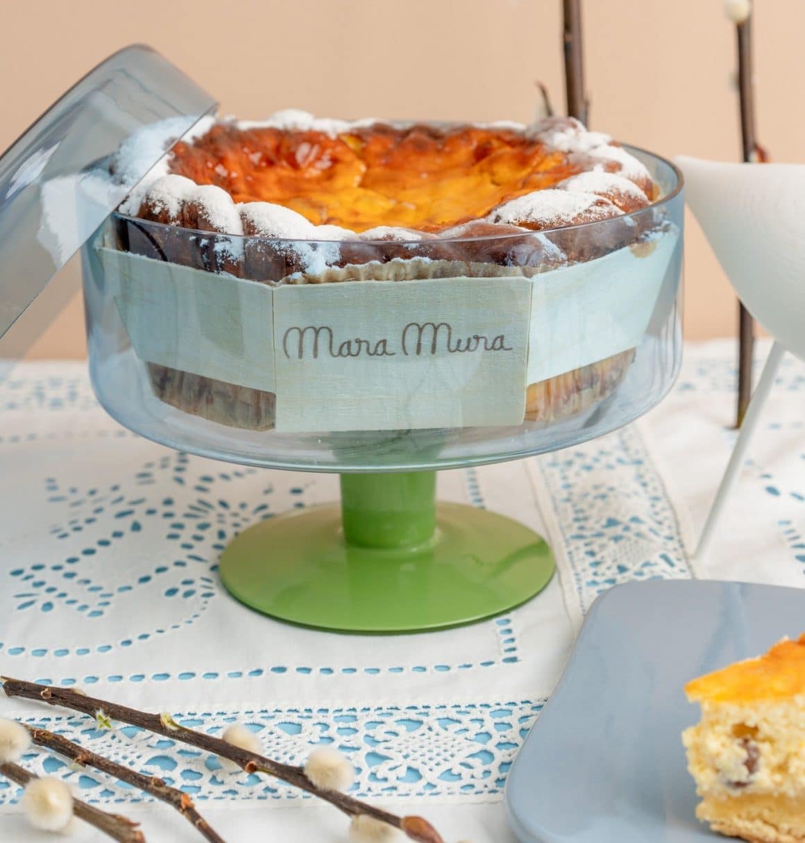 pasca asezata in suport de sticla de la Mara Mura