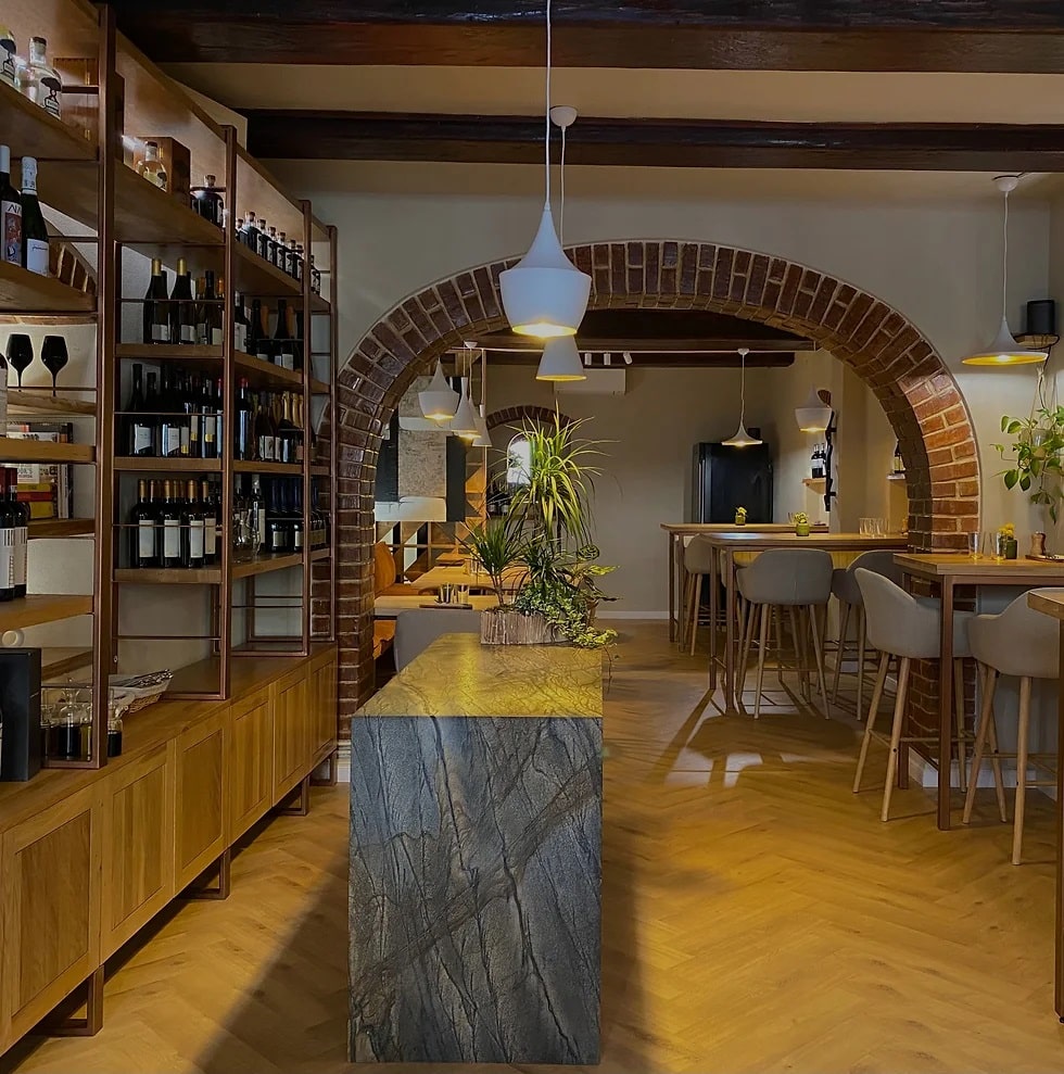 imagine din interiorul recent renovat al restaurantului Pasaj din Sibiu
