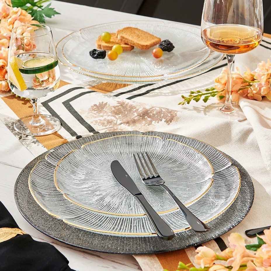 serviciu de masa elegant, din sticlă, transparent. Mobexpert.