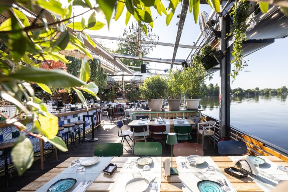 Terasa restaurantului Biutiful by the Lake, cu mese si priveliste catre lacul Herastrau