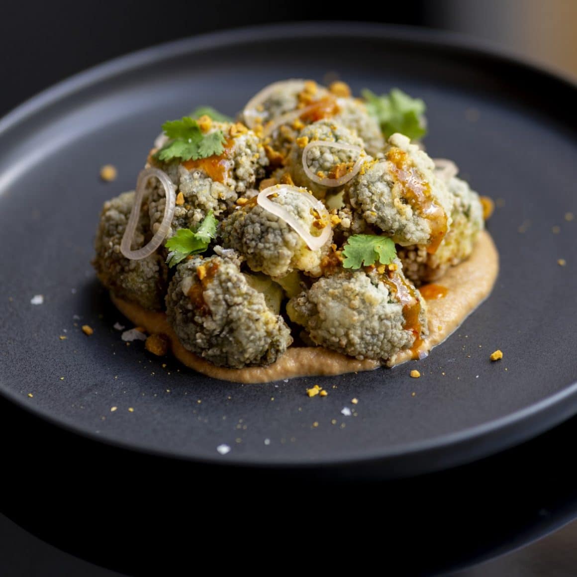 Broccoli crocant cu arahide, eșalotă murată și samba de la Sia restaurante Sibiu