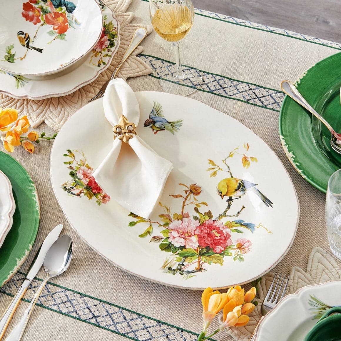 platou se servire din portelan alb pictat cu motive florale si pasari. Mobexpert. Decorațiuni de Paște