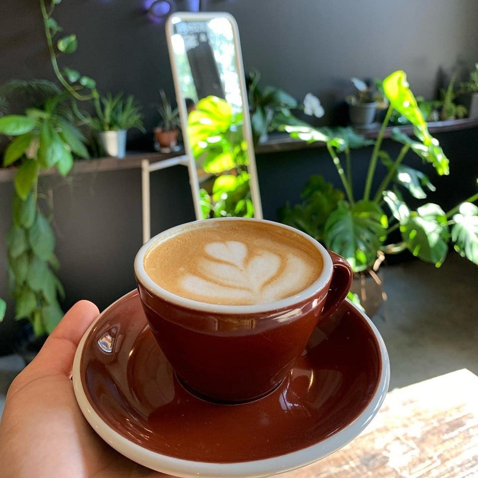 close up cu o ceasca maro plina de cafea la Beans & Dots. Cafenele București