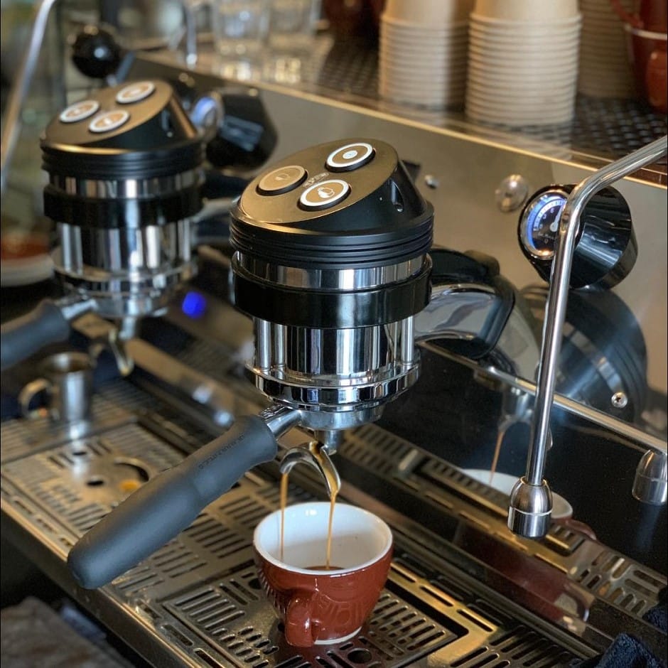 close cu un aparat profesiona de facut cafea