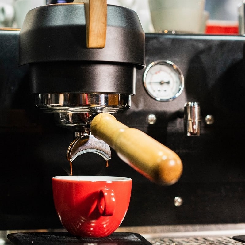 cana rosie in care curge cafea din espressor