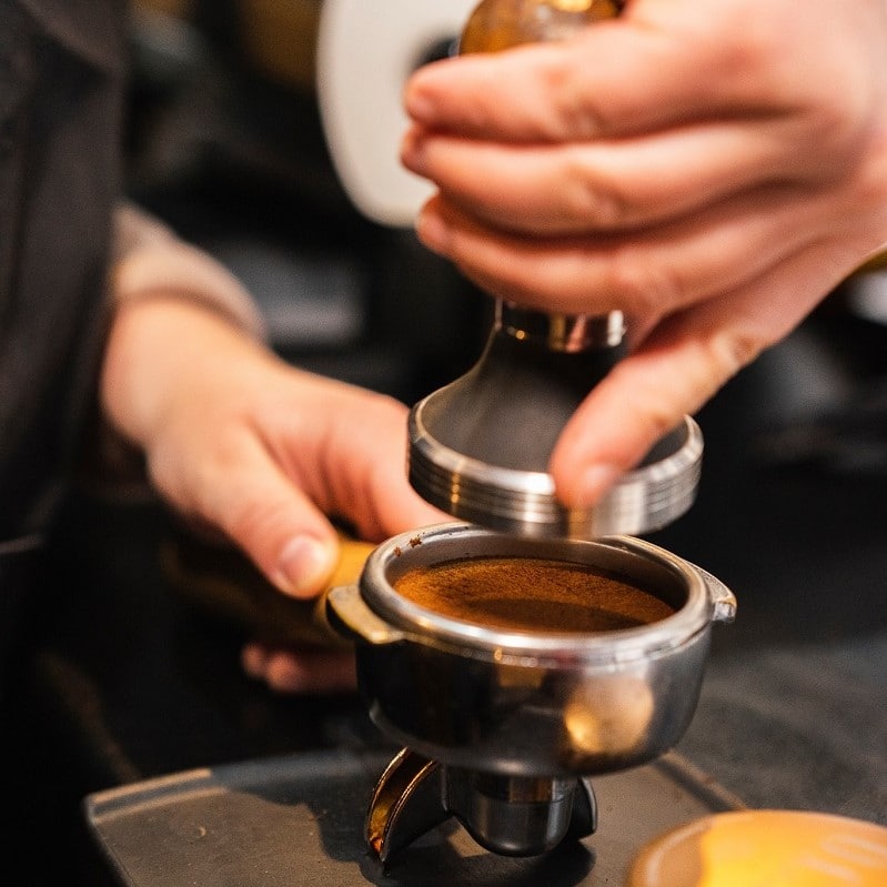 cafea presata cu ustensile specifice