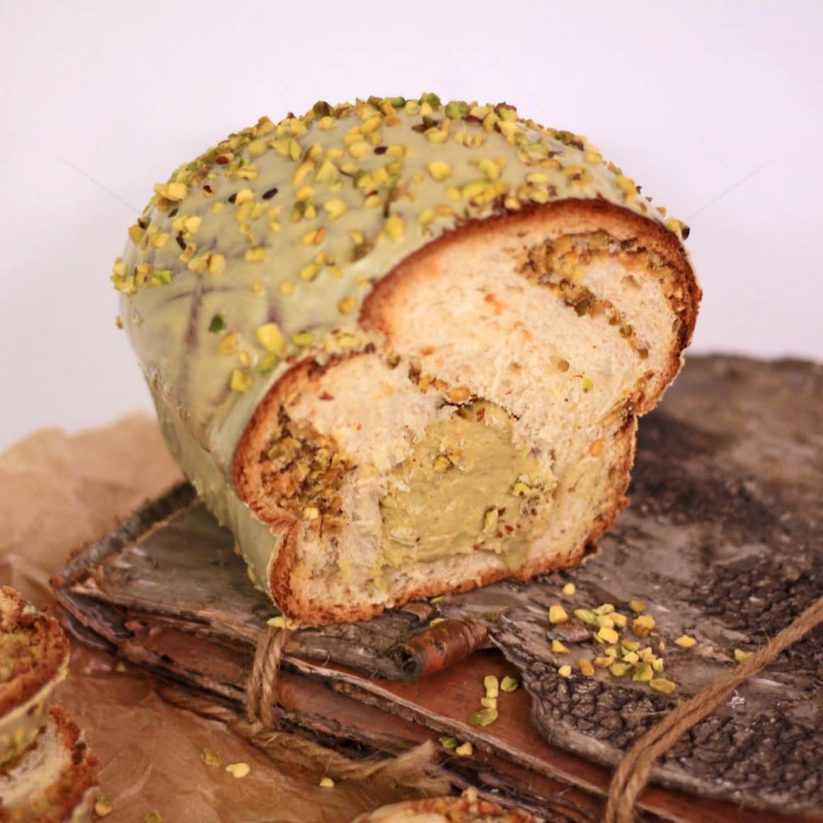 cozonac cu umplutură și glazură de fistic de la cofetăria Armand