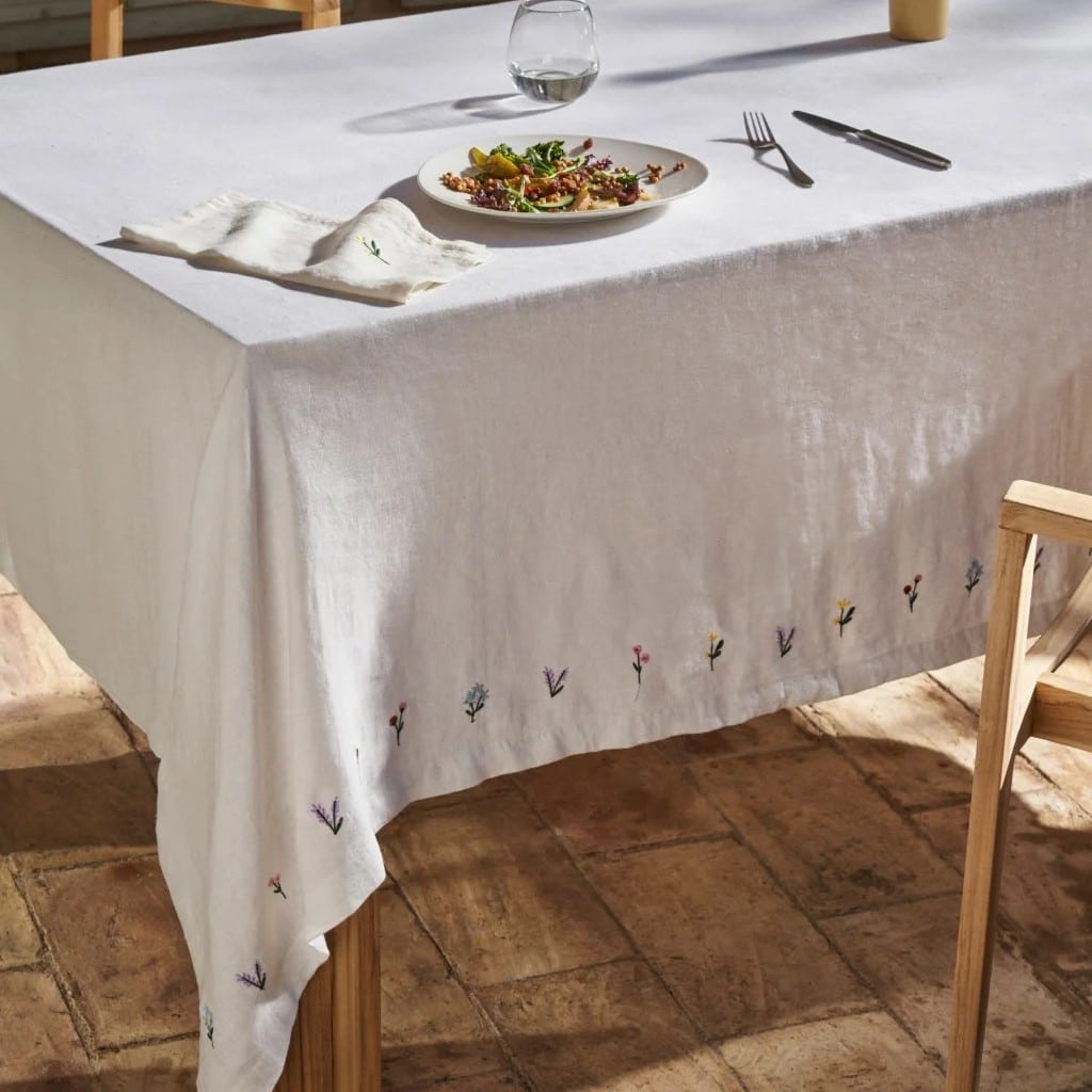 fata de masa din fibre naturale, alba, cu flori, de la The Home. Decorațiuni masa de Paște