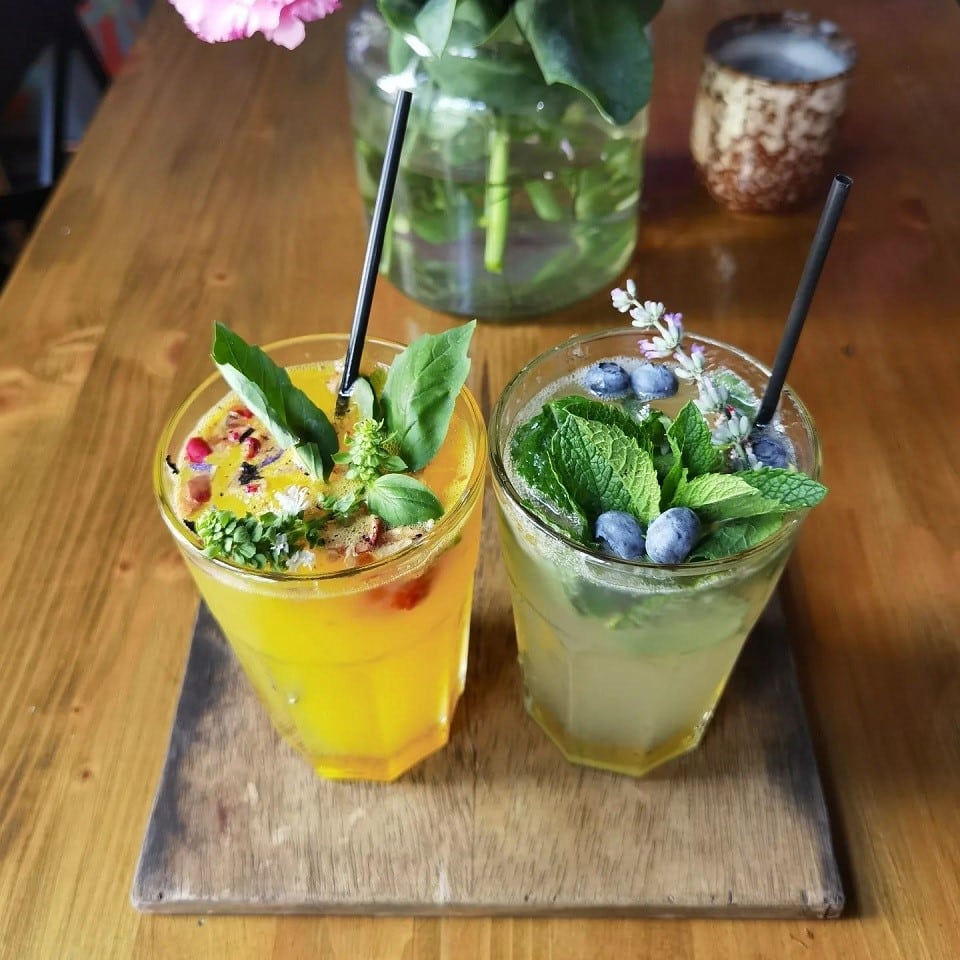 2 pahare cu limonadă la Forma Bucuresti