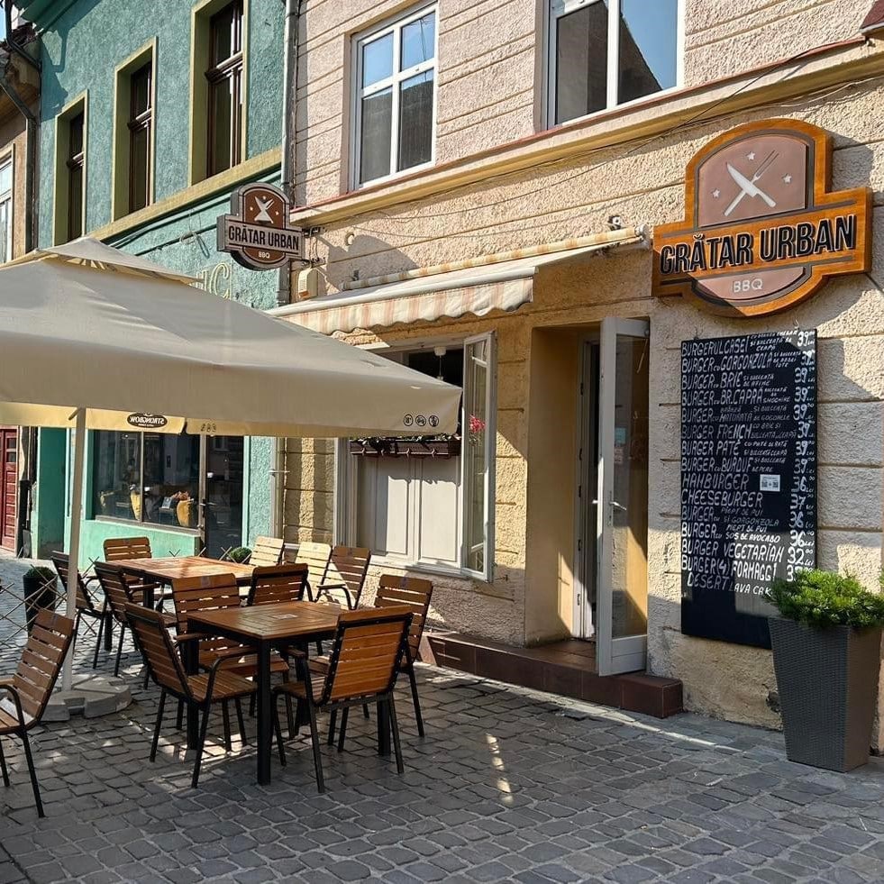 terasa de la Grătar Urban. Burgeri buni Brașov
