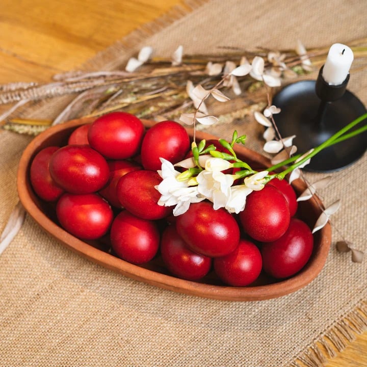 platou cu oua rosii pentru masa de Paște de la restaurantul La Mama