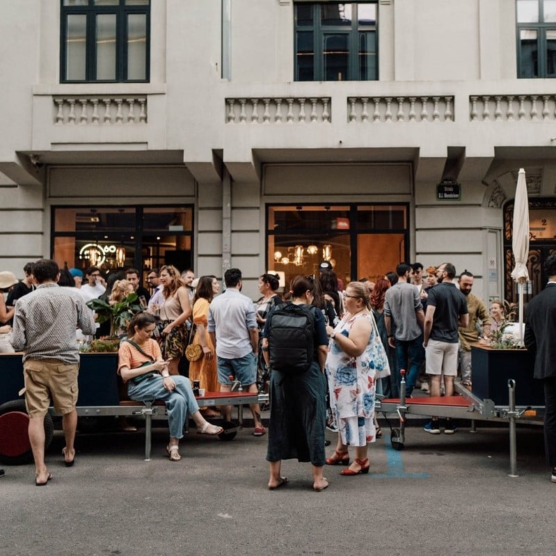 oameni multi pe strada afara in fata cafenelei M60