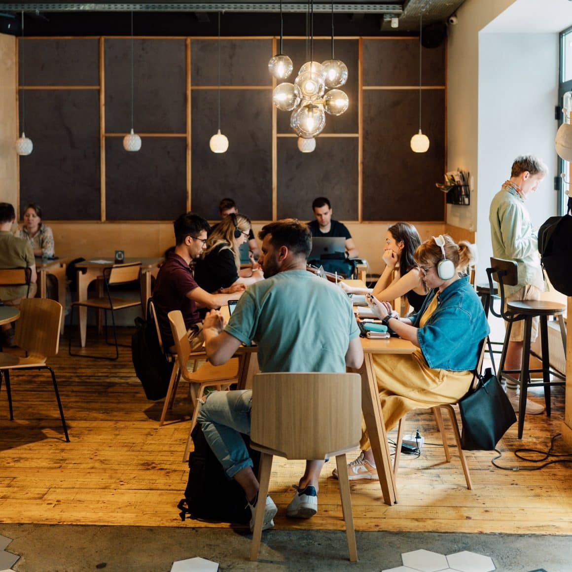 oameni la mese in interior la cafeneaua M60. Cafenele Bucuresti