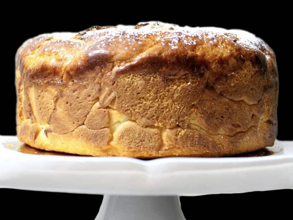 pască pe suport de tort alb, fotografiata de aproape pe fundal negru