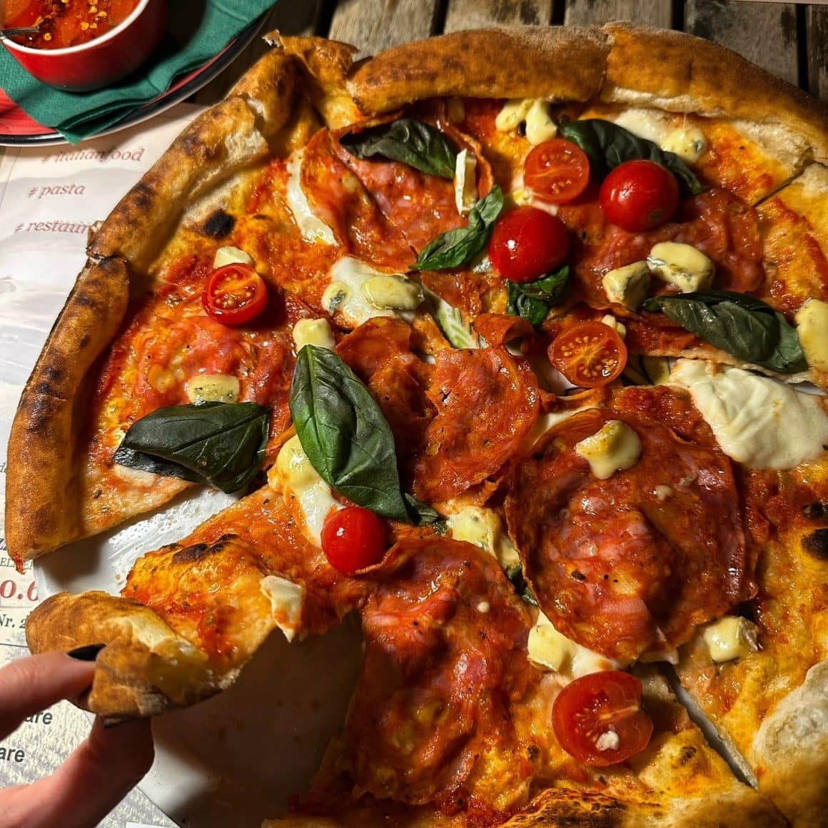 pizza de la Pizzeria Volare. cea mai bună pizza din Bcuurești