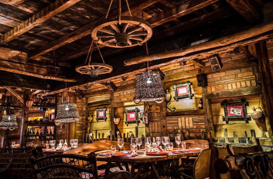 interior slab luminat si mobilat rustic la Restaurant Dinar din Timișoara