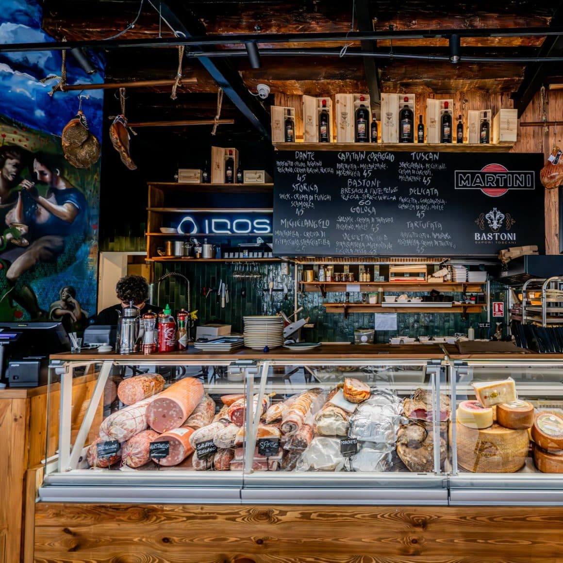 vitrina de la Bastoni, de pe Calea Victoriei, plina cu mezeluri si branzeturi italienesti