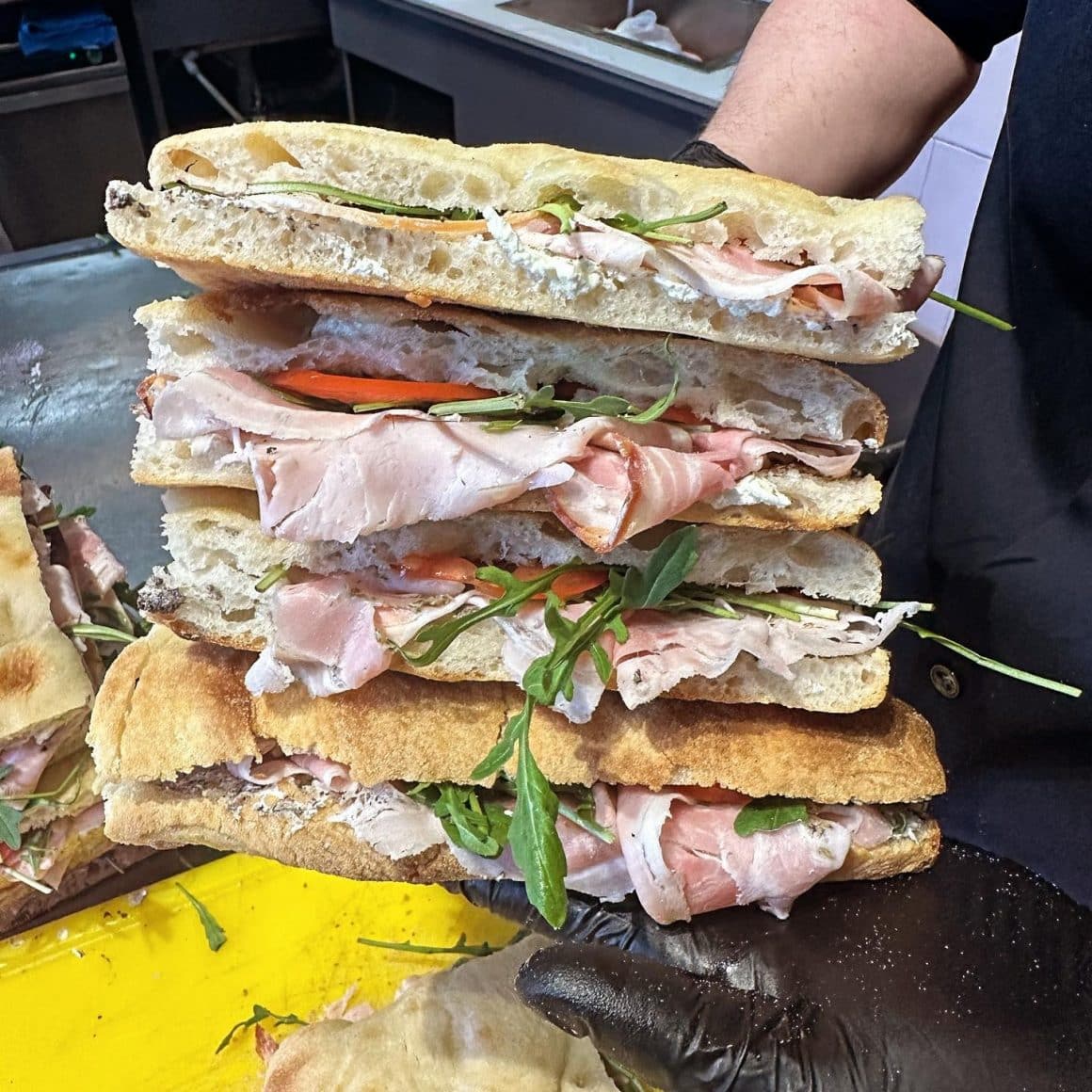 Mai multe panini suprapuse de la Frescoloco Panini Bar București