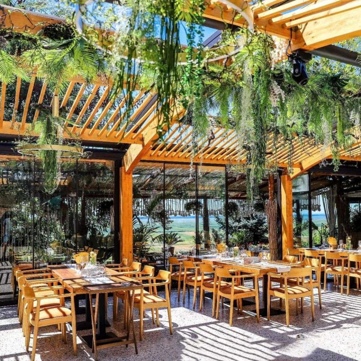 Terasa de la restaurantul Domneiul Greaca, amenajata in stil mediteranean