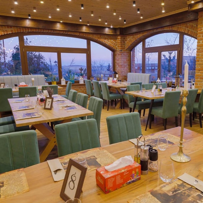 interiorul restaurantului de la crama Casa de Piatră. restaurante lângă București