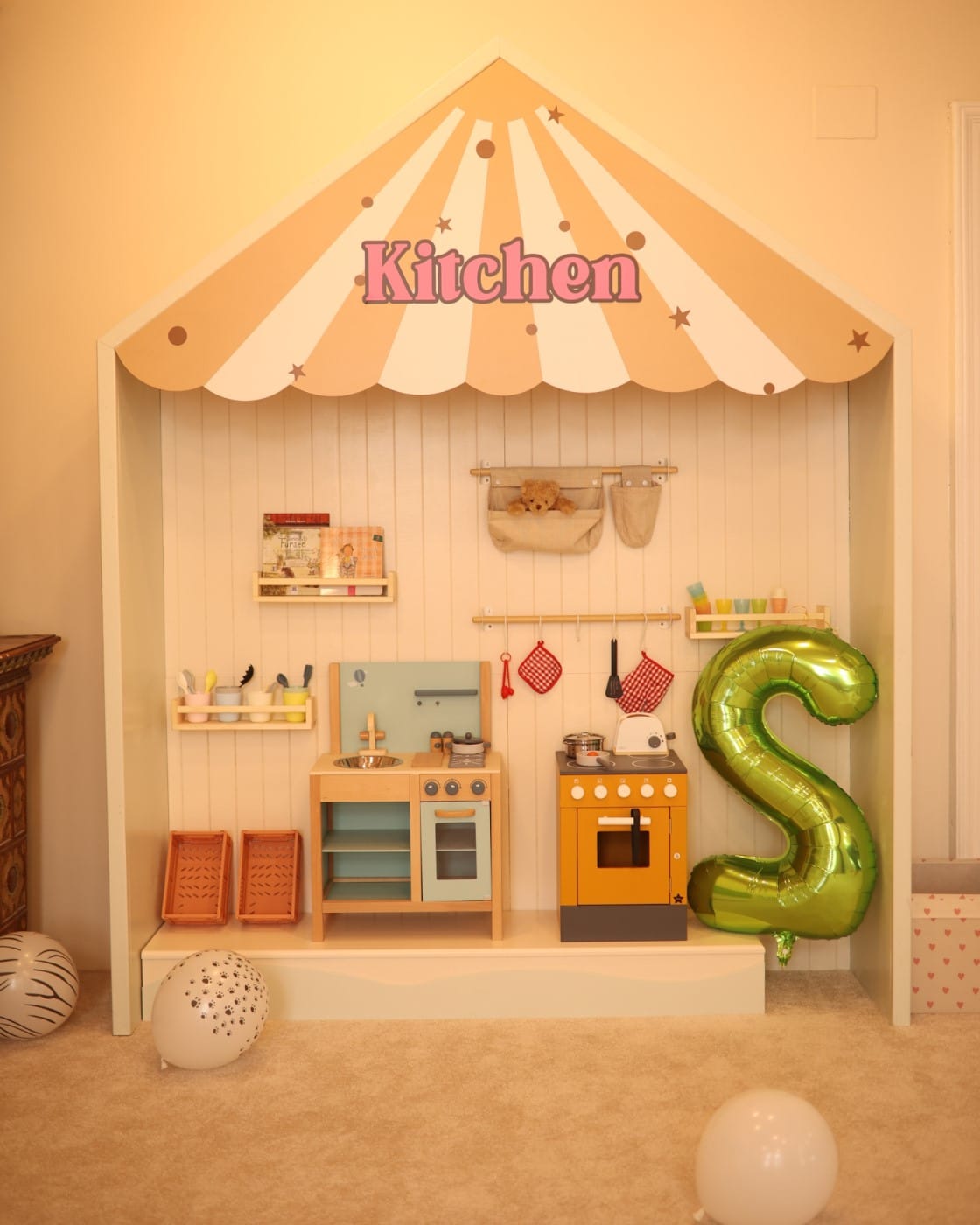 ansmablu de joaca in forma de bucatarie de la CUIB de joacă