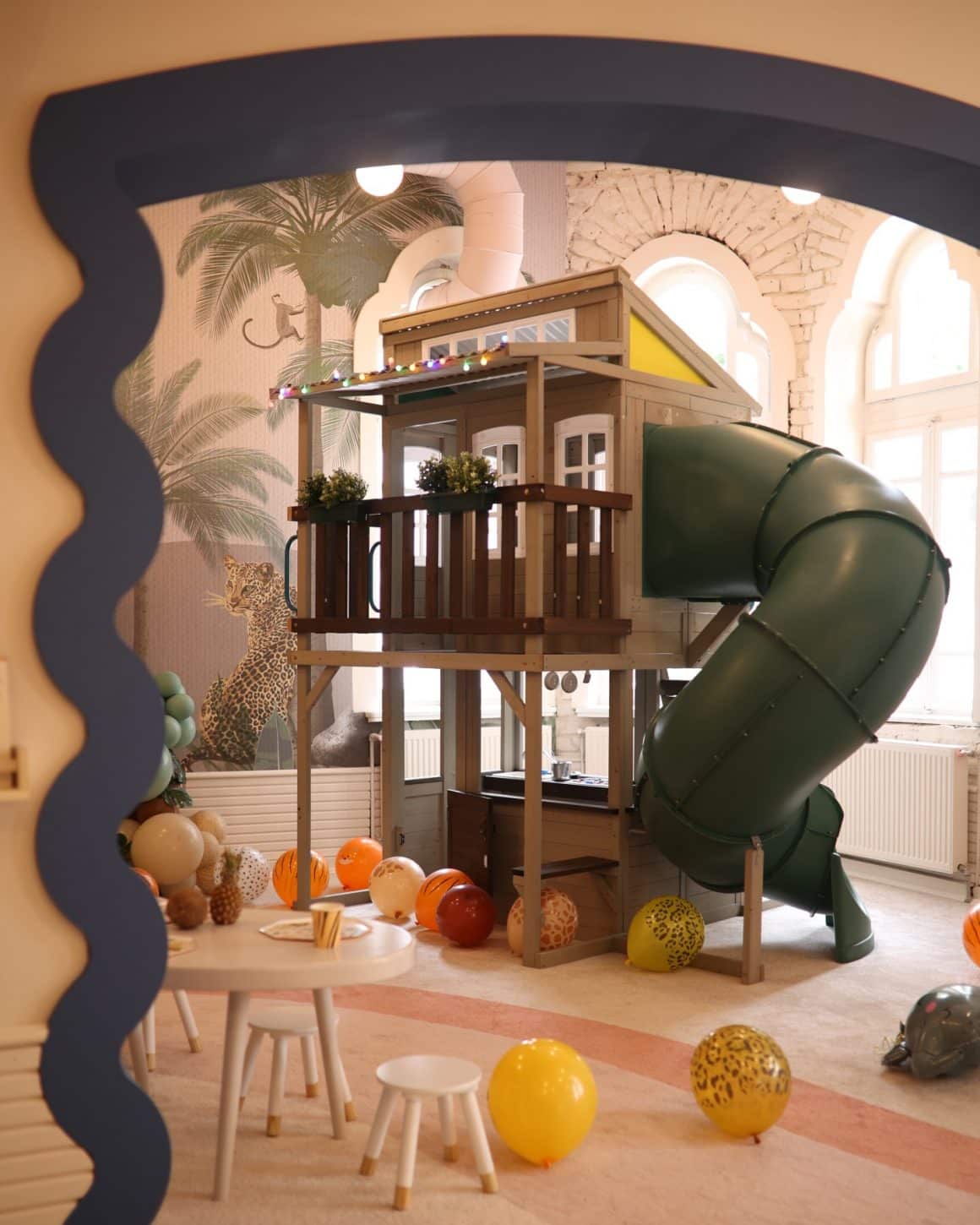 tobogan tubular intr-un spatiu de joaca