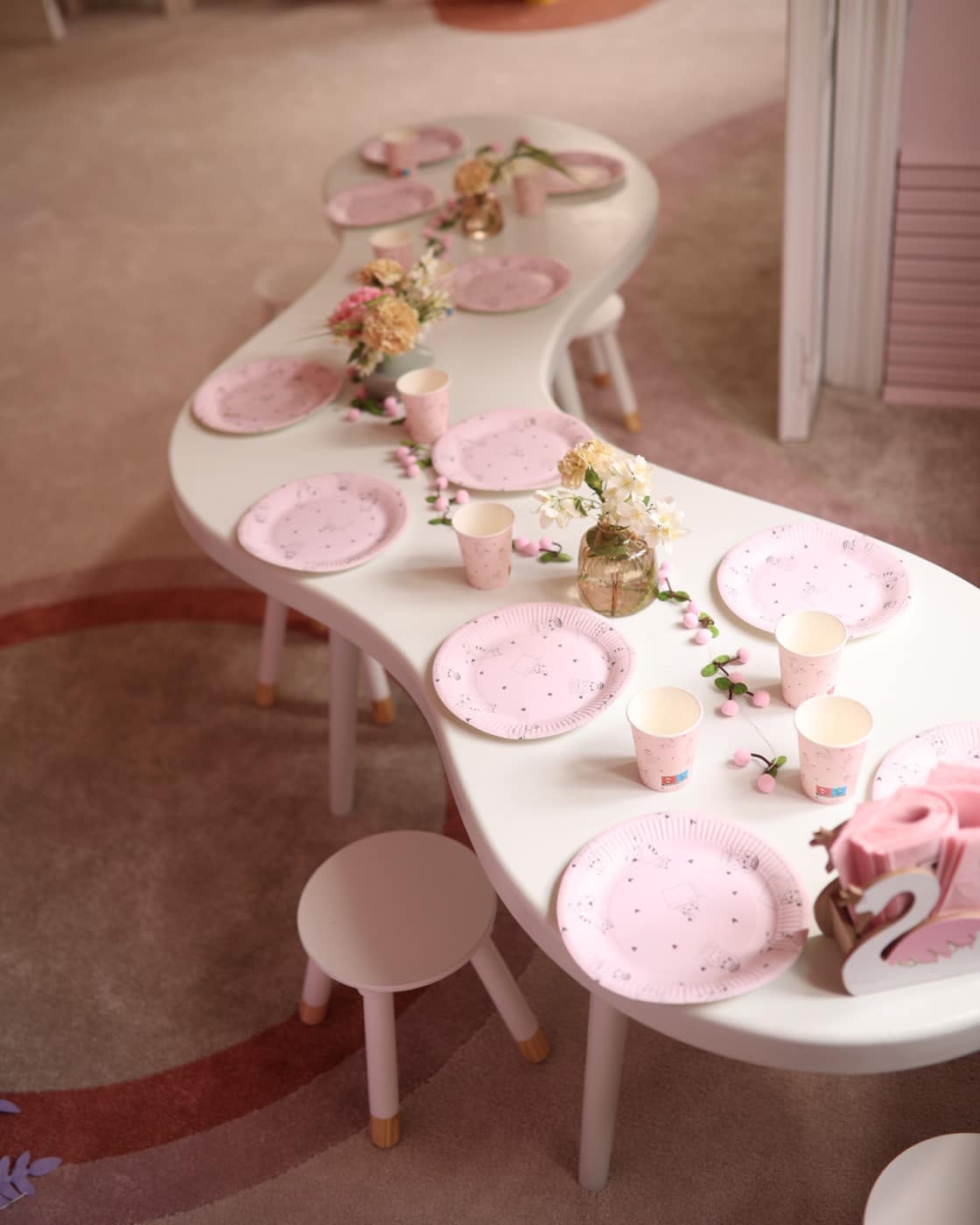 masuta pentru copii, cu vesela roz, decorata festiv