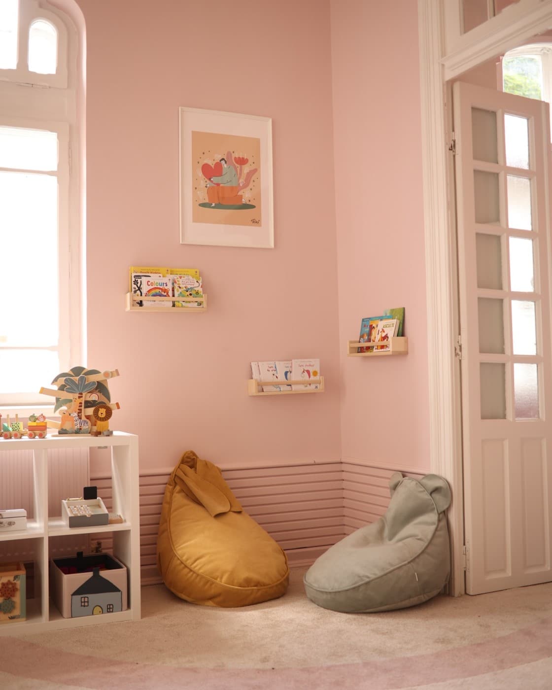 2 pufuri colorate, intr-un colt de camera amenajata pentru copii la de la CUIB de joacă