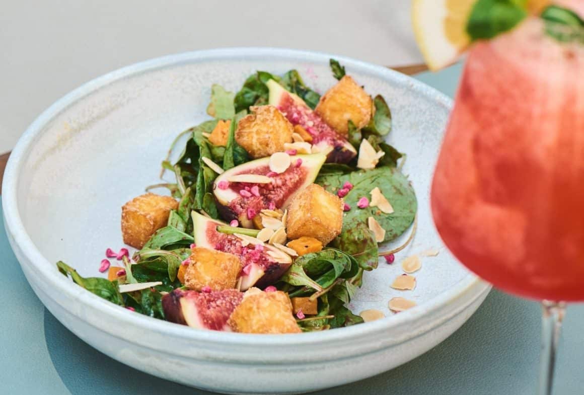 salata de vara cu smochine si crochete de branza, pe care o poți savura pe terasa restaurantului Roberto's