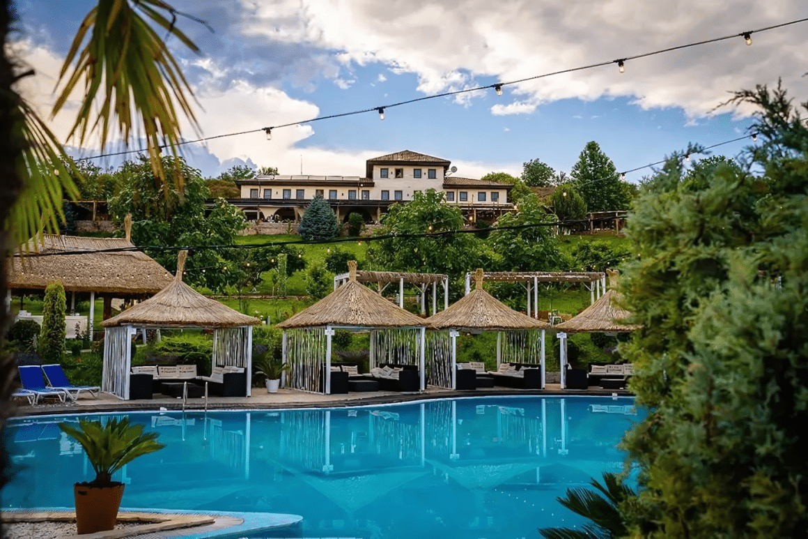 Domeniul Greaca, cu restaurante, tgerasa si piscina in aer liber. Restaurante lângă București