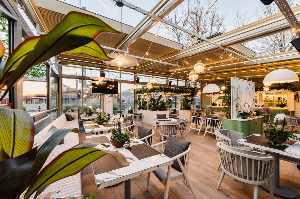 Imagine de la restaurant Trattoria Domeniile Săftica, cu pergola retractabila. restaurante lângă București
