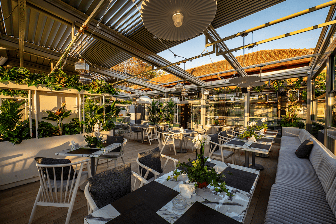 Imagine de la restaurant Trattoria Domeniile Săftica, cu pergola retractabila. restaurante lângă București