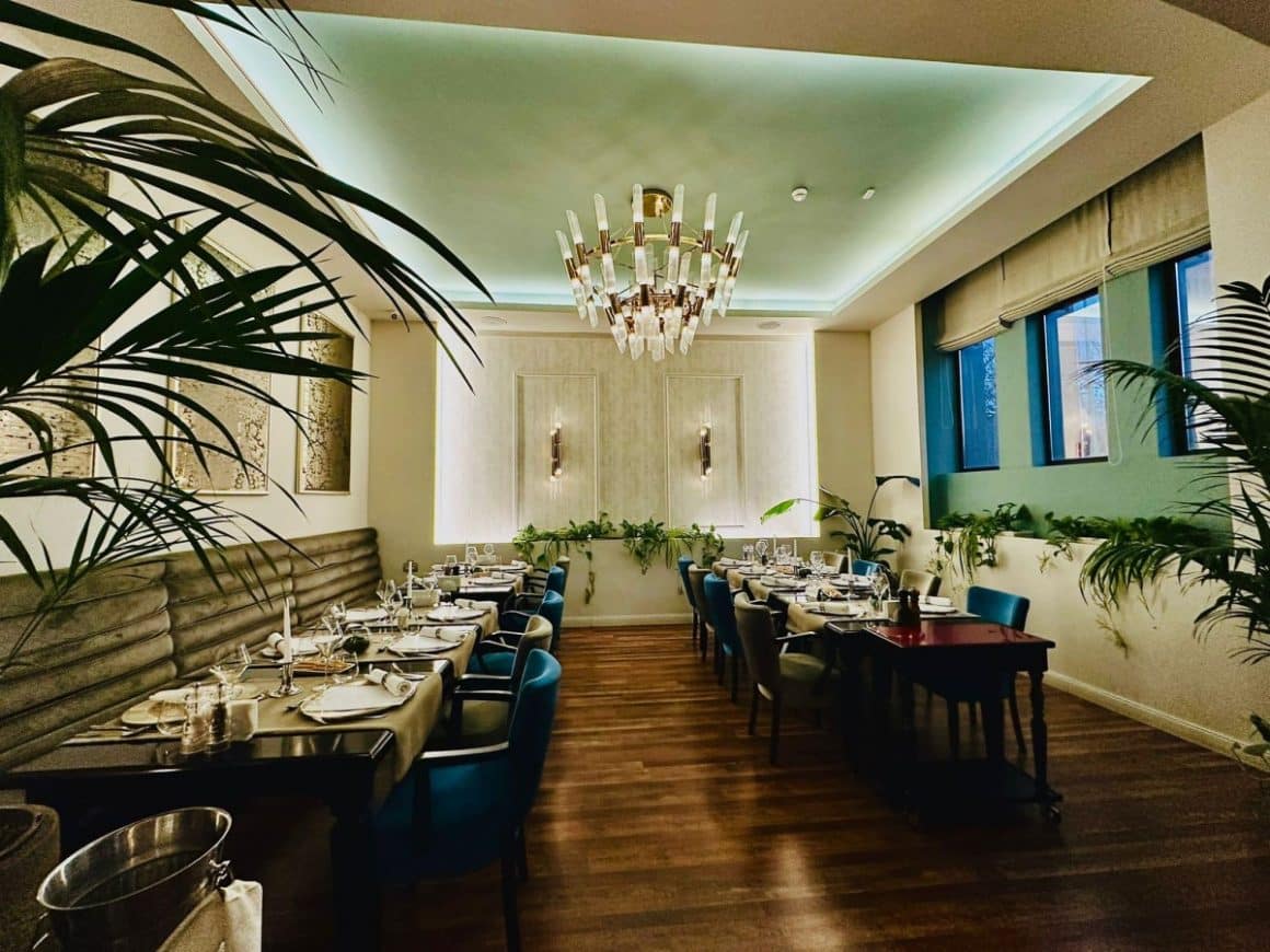 sala de mese la restaurant Merlot, cu scaune capitonate, candelabru si interior clasic, unul din cele mai bune restaurante Timișoara