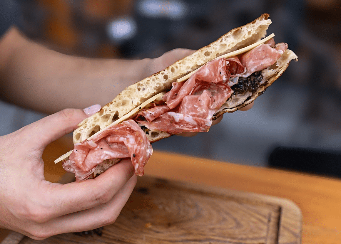 close up cu un panini cu salam si trufe de la Batoni. Panini București