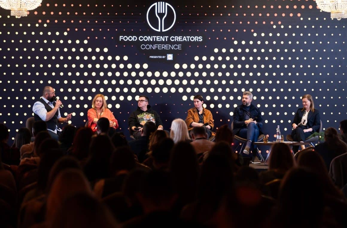 speakeri pe scena la Food Content Creators Conference